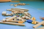 Kinderspielzeug liegt auf dem Boden verteilt (Symbolbild)