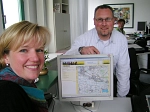 Stellen den neuen gemeinsamen Kreisnavigator vor: Kerstin Vöge (Stadt Achim) und Lutz Oraschewski (Gemeinde Dörverden).