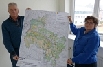 Fachbereichsleiter Volker Lück und Regionalplanerin Karin Vesper mit einer Übersichtskarte der Vorranggebiete für die Windenergienutzung im Landkreis (Foto: Landkreis Verden)